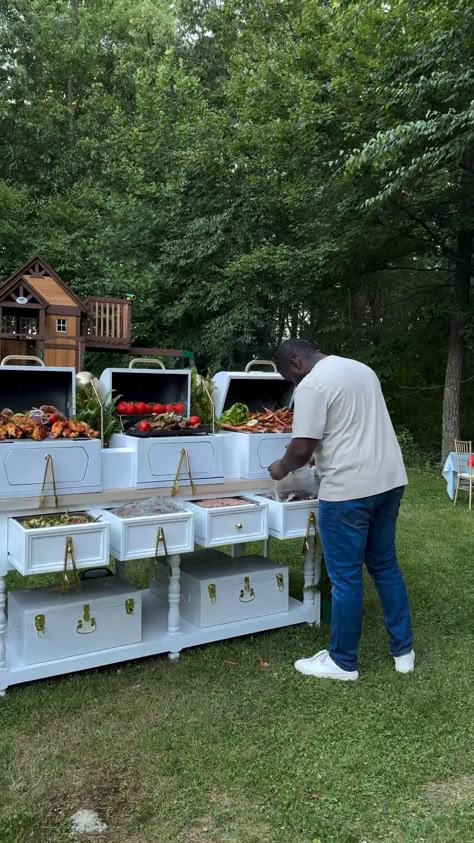 Perfect for those who enjoy a touch of elegance in their outdoor gatherings. Let this inspiring setup elevate your next BBQ event!  📹 coconutcup_nyc1 Bbq Event, Event Venue Design, Buffet Set Up, Catering Food Displays, Food Set Up, Buffet Table Decor, Bbq Catering, Outdoor Restaurant Design, Catering Display