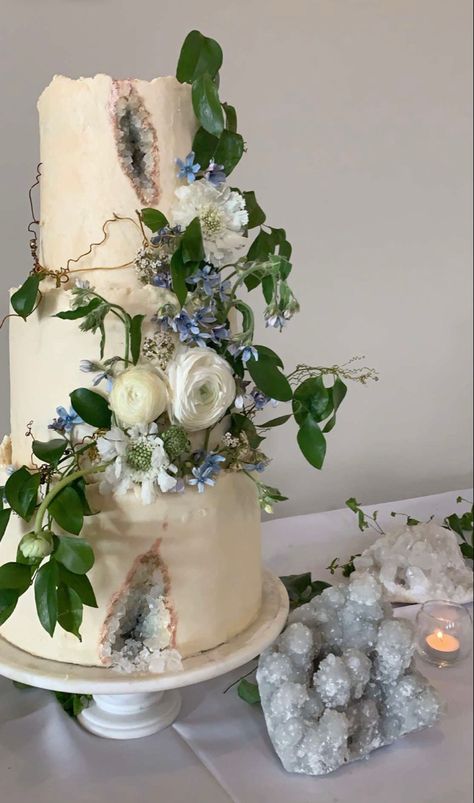 Geo Wedding Cake, Geode Wedding Theme, Geode Wedding Cakes, White Geode Cake, Geode Cake With Flowers, Green Geode Cake, Geo Crystal Cake, Geo Cake, Geology Wedding