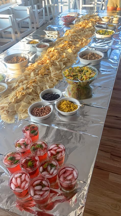 aesthetic nacho table summer dinner Dump Dinners On Table, Nacho Table Party Ideas, Taco Night Aesthetic, Nacho Table Display, Easy Group Dinner, Table Nachos, Nachos Table, Nacho Table, Superbowl Nachos