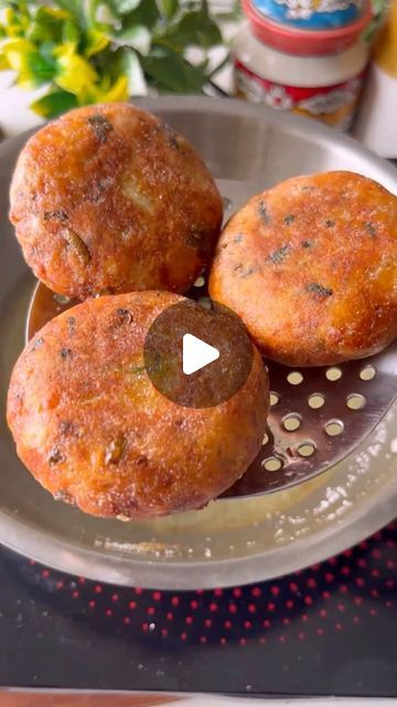 Aloo Recipes Snacks, Aaloo Chaat, Easy Aloo Tikki Recipe, Chaat Recipe Street Food Videos, Aloo Tikka, Aalo Tikki Chaat, Aloo Chaat Recipe, How To Make Aloo Tikki, Aloo Tikki Chaat Recipe