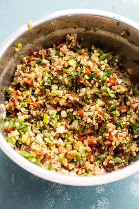 This is my new favorite go-to side dish for entertaining. It makes a huge bowl of tabbouleh that goes great with almost any menu. The farro adds a nice nutty flavor and whole grain texture to the dish. macheesmo.com #farro #tabbouleh #sidedishes #easyrecipes #wholegrains Farro Tabbouleh, Tabbouleh Recipe, Lunch Sides, Salad Meal Prep, Dinner Sides, Healthy Sides, Grain Texture, Side Recipes, Salad Bowls