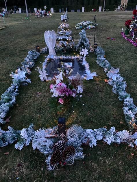 Gravestone Flowers, Aesthetic Gravestone, Graveyard Decorations For Loved Ones, Grave Yard Aesthetic, Grave Decorations Cemetery, Grave Stones Ideas, Decorating Grave Sites Ideas, Grave Site Ideas Diy, Headstone Ideas