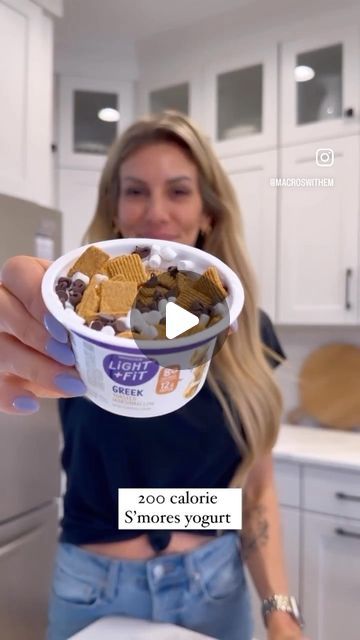 EMMA MONTGOMERY on Instagram: "200 calorie S’mores yogurt! 

Like, save, and share 🫶🏻

1 @lightandfit toasted marshmallow yogurt
10g Golden Grahams cereal
5g Jet Puffed mini marshmallow bits
14g mini chocolate chips 

Macros���👉🏻 208 calories: 13p/31c/4f" Emma Montgomery, Macro Snacks, Macro Breakfast, Golden Grahams Cereal, Marshmallow Bits, Golden Grahams, 200 Calorie, Toasted Marshmallow, 200 Calories