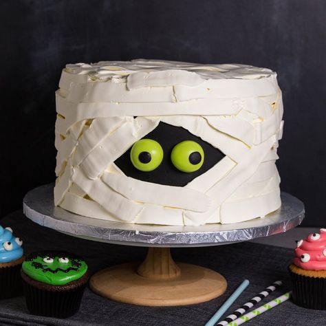 Is there a mummy lurking at your Halloween party? Mummy Cake, Cute Halloween Cakes, Pond Cake, Halloween Cake Recipes, Halloween Torte, Indian Cake, Zombie Cake, Dessert Halloween, Halloween Birthday Cakes