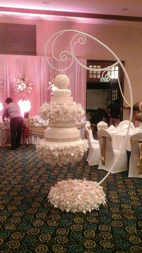 Suspended Wedding Cake, Hanging Cake, Unusual Wedding Cakes, Chandelier Cake, Unusual Wedding, Forever Wedding, Unusual Weddings, Large Wedding, Amazing Wedding Cakes