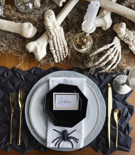 Cute Halloween Party Decorations, Gothic Dinner Party, Gothic Dinner, Halloween Wine Labels, Cute Halloween Party, Elegant Halloween Decor, Halloween Party Table, Halloween Party Decor Diy, Casa Halloween