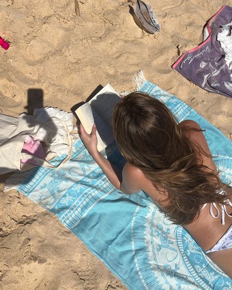 #summer #tanning #beach #reading #ocean #bikini #summervibes Tanning Pictures, Tanning Beach, Summer Beach Vibes, Beach Tan, Summer Picture Poses, Summer Tanning, Summer Goals, Summer Plans, Beach Reading