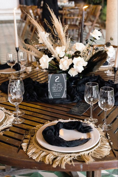 Boho Wedding Black And White, White And Beige Centerpieces, Black And Champagne Table Decor, Minimalist Black Wedding Decor, Black And Beige Wedding Bouquet, Black Copper White Wedding, Black Gold And Beige Wedding, Simple Boho Reception Decor, Black And Cream Table Decor