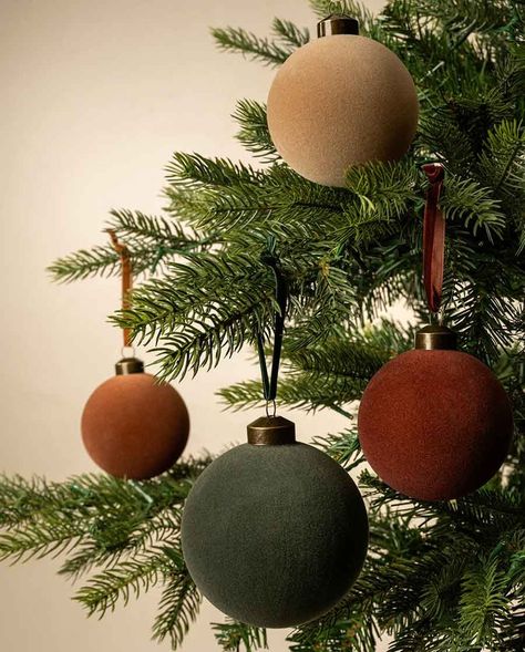 Crafting a Cottagecore Christmas Tree For a Rustic & Whimsy Holiday Charm - The Mood Guide Muted Red And Green Christmas Decor, Christmas Decor Colour Schemes, Flocked Tree Neutral Decor, Natural Woodsy Christmas Decor, Green Boho Christmas Decor, Thanksgiving To Christmas Decor, Christmas Tree Ornaments Color Scheme, Flocked Christmas Tree Ornaments, Country Tree Decorations