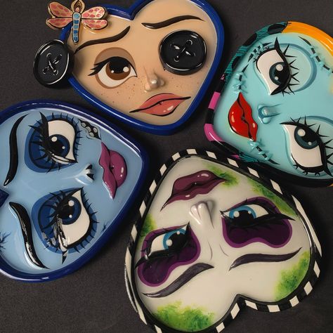 👻🎃🕸️🧟‍♀️🪦 #halloween #thenightmarebeforechristmas #corpsebride #beetlejuice #coraline #clay #clayart #ceramics #ceramicafria #arte #art Beetlejuice Clay Art, Coraline Ceramic Ideas, Tim Burton Clay Art, Coraline Clay Ideas, Beetlejuice Clay, Nightmare Before Christmas Clay, Coraline Clay, Coraline Art, Coraline Aesthetic