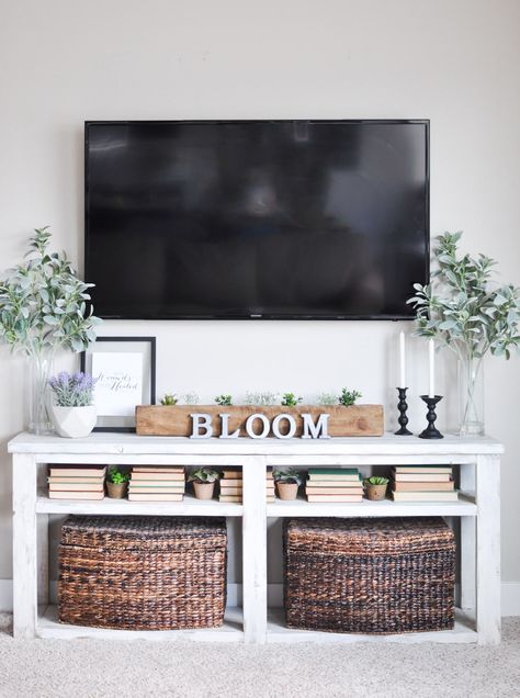 Spring Decorating. Infuse fresh greenery. Cornice Tv, How To Decorate Around A Tv, Tv Stand Decor Ideas, Tv Wall Decor Ideas, Tv Fal, Under Tv, Tv Stand Decor, Tv Wall Decor, Tv Decor