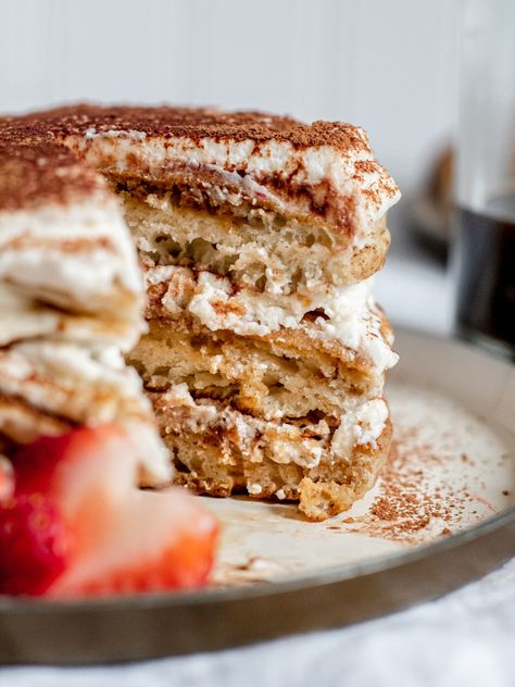 Easy Tiramisu Pancakes Pancakes No Eggs, Leftover Pancakes, Tiramisu Pancakes, Easy Tiramisu, Df Recipes, Tiramisu Recipe, Mascarpone Cheese, Delicious Donuts, Pancake Mix