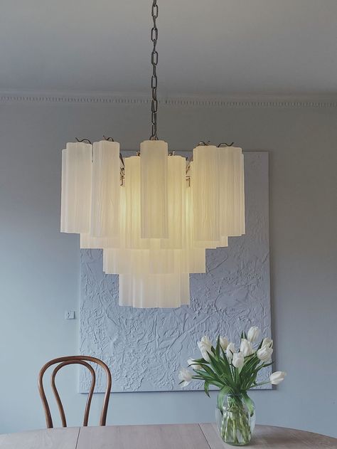 Smukkeste italienske Murano lysekrone lavet af 36 glastuber i en kromramme. perfekt over spisebord eller som belysning i stuen. Tube Chandelier, Coin Tv, Cherry Vintage, Murano Lamp, Ett Hem, Murano Chandelier, White Cherries, Murano Glass Chandelier, House Design Ideas