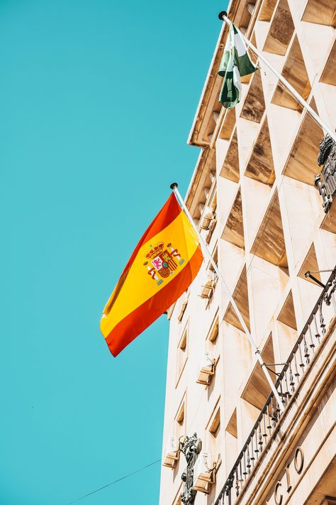 Spanish Flag Aesthetic, Words To Learn, Decoration Things, Spain Aesthetics, Spain National Football Team, Traveling To Spain, People Traveling, Spanish Flag, Side Character