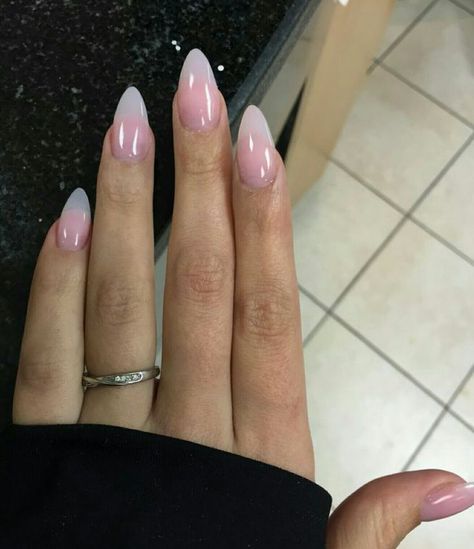 Clear pink almond Military Nails, Shapes Nails, Almond Shaped Nails Designs, Almond Nails Pink, Fly Nails, Fire Makeup, Faded Nails, Paris Nails, Almond Acrylic