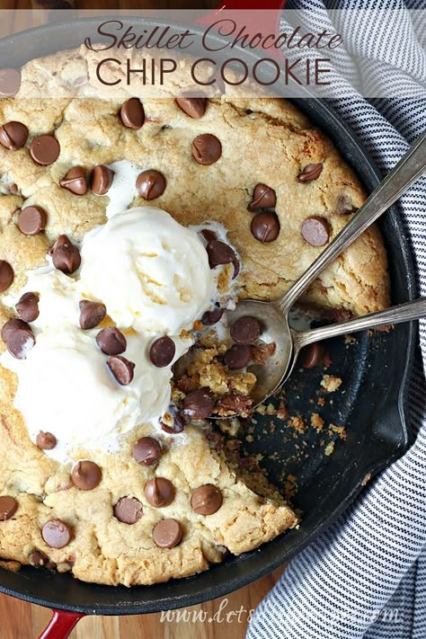 Giant Chocolate Chip Cookie, Skillet Chocolate Chip Cookie, Pan Cookies, Skillet Cookie, Giant Chocolate, Soft Chocolate Chip Cookies, Dessert Simple, Easy Chocolate Cake, Cookie Snack