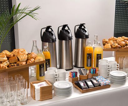 Coffee Break Catering, Hotel Breakfast Buffet, Breakfast Catering, Brunch Party Decorations, Coffee Party, Hotel Breakfast, Breakfast Party, How To Order Coffee, Tea Break