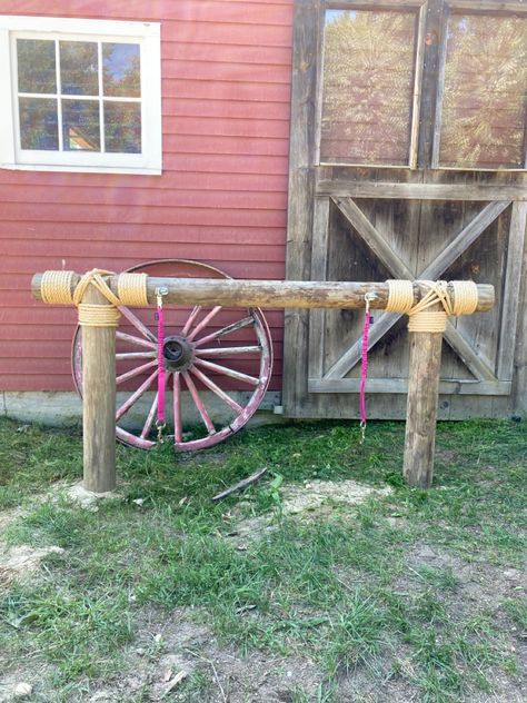 Hitching Post Landscaping, Pallet Stalls For Horses, Horse Feeding Station, Horse Stall Ideas Decor, Horse Hitching Post Ideas, Horse Harness Decor Ideas, Mini Horse Stall, Diy Horse Hoof Stand, Diy Hitching Post For Horses