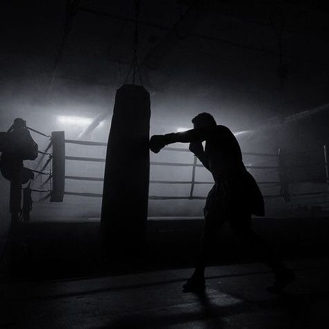 Boxing Pics, Boxing Photography, Creighton King, Boxing Aesthetic, Martial Arts Photography, Boxer Aesthetic, Boxing Ring, Boxing Posters, Kickboxing Workout