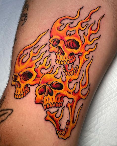 30 Best Skull Tattoo Ideas You Should Check Tattoo Art Ideas, Skull Tattoo Ideas, Real Tattoos, Tattoo Apprenticeship, Funky Tattoos, Flame Tattoos, Tattoo Magazine, Biomechanical Tattoo, Old School Tattoo Designs