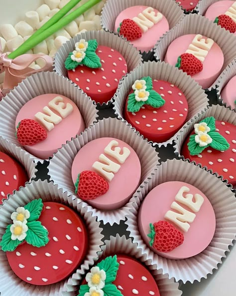 Strawberry Themed 1st Birthday Desserts, Strawberry Theme Cake Pops, Strawberry Shortcake Theme Party Treats, Fruit Cake Pops, Strawberry Theme Desserts, Strawberry Theme Treats, Strawberry Treats For Party, Berry First Birthday Desserts, Strawberry Shortcake Strawberries