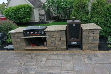 Built In Outdoor Grill, Outdoor Smoker, Backyard Upgrades, Grills Outdoor, Outside Grill, Outdoor Grill Area, Outdoor Fridge, Outdoor Grill Station, Outdoor Cooking Area