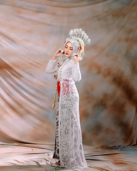 Baju pernikahan adat Jawa. Pakaian tradisional Indonesia. Javanese traditional costume. Pic from instagram: dpr_photo #culture #budaya #batik #clothes #clothing #batik #bride #bridal #kebaya #outfit #attire #asia #hijab Pernikahan Adat Jawa Hijab, Pengantin Jawa Hijab, Nikah Adat Jawa, Kebaya Outfit, Wedding Dress Hijab, Pose Pengantin, Indonesia Traditional, Kebaya Wedding, Adat Jawa