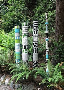 Artists Detail - SALLY RUSSELL - www.sculpturesite.com Mosaic Columns, Mosaics Ideas, Mosaic Tutorial, Peace Poles, Garden Mosaics, Peace Pole, Free Standing Sculpture, Water Sculpture, Garden Totem