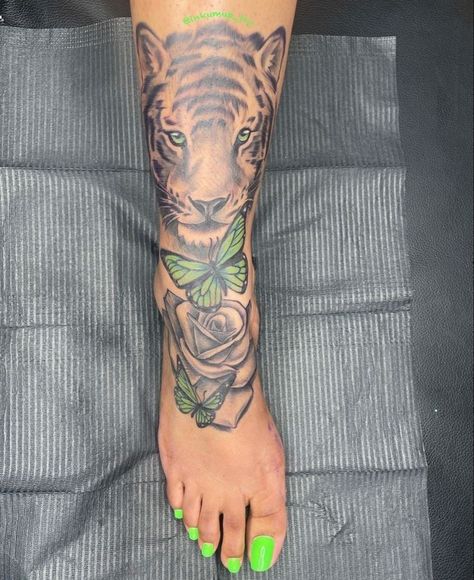 Baddie Tattoos, Girl Thigh Tattoos, Girl Neck Tattoos, Matching Tats, Feminine Tattoo Sleeves, Hand Tattoos For Girls, Cute Hand Tattoos, Pretty Hand Tattoos, Neck Tattoos Women