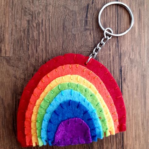 Felt Keyrings, Felt Keyring, Felt Keychain, Felt Crafts Patterns, Felt Crafts Christmas, Felt Gifts, Clothes Pin Crafts, Felt Jewelry, Felt Pattern