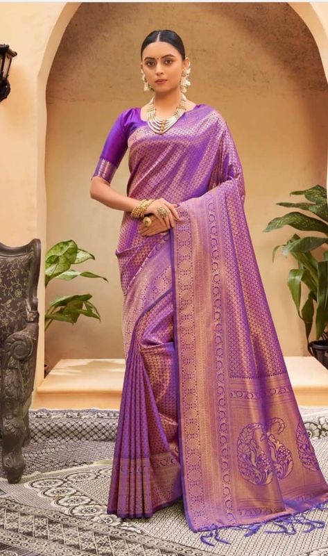 Gajra Bun, Bun Look, March Wedding, Saree Poses, Kanjivaram Silk Saree, Beautiful Sarees, Business Lifestyle, Traditional Saree, Green Saree