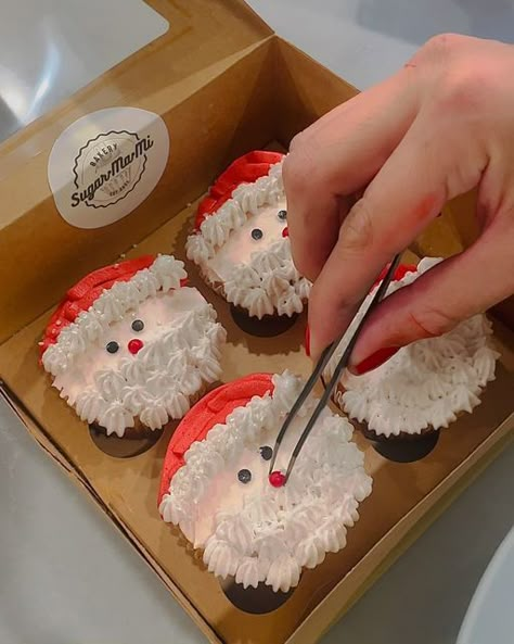 MArilyn & MIchelle on Instagram: "Spreading Christmas love with some Santa cupcakes! 🤶🏻🎅🏻 • #santa #santacupcakes #santaclaus #christmascupcakes #holidaybaking #customerorder #heystamford #fairfieldcounty #customorder" Santa Claus Cupcake, Santa Cupcakes Ideas, Santa Cupcake Cake, Santa Claus Cupcakes, Santa Hat Cupcakes, Christmas Bento, Santa Cupcakes, Cupcake Business, Pull Apart Cupcakes