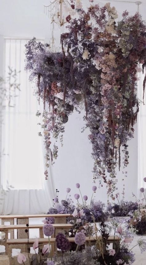 Flower Installation Wedding, Installation Wedding, Hanging Flower Arrangements, Floral Installation, Dream Wedding Decorations, Wedding Design Decoration, Flower Installation, Salou, Hanging Flowers