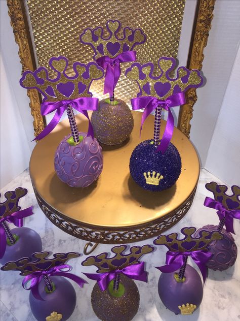 Royal Baby shower chocolate covered apples purple and gold Purple And Gold Gender Reveal, Dipped Apples, Covered Apples, Purple Baby Shower, Chocolate Covered Apples, Baby Shower Chocolate, Royal Theme, Royal Baby Showers, Baby Shower Purple