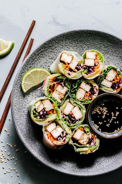 Enjoy these refreshing and delicious tofu spring rolls filled with crisp vegetables, creamy avocado, and flavorful marinated tofu. Spring Roll Food Photography, Spring Rolls Photography, Spring Vegan Recipes, Vegan Spring Recipes, Rainbow Spring Rolls, Tofu Spring Rolls, Spring Recipes Vegetarian, Healthy Spring Rolls, Vegetarian Spring Rolls