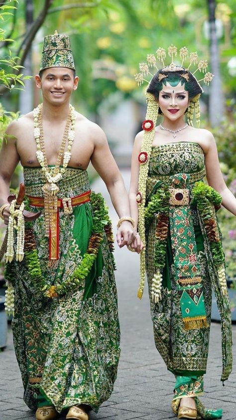 Traditional Indonesian Clothing, Indonesian Traditional Clothes, Indonesian Clothes, Indonesian Clothing, Javanese Wedding, Batik Clothing, Indonesian Wedding, Group Project, Traditional Bride