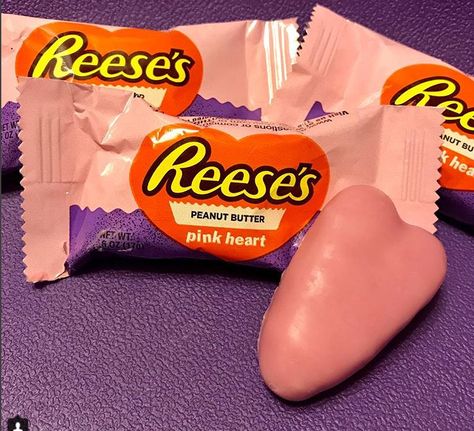 Reese's Peanut Butter Pink Hearts Reeses Hearts, Candy Wallpapers, Reeses Candy, Big Snacks, Reese's Chocolate, Valentines Candy, Chocolate Slabs, Cute Snacks, Peanut Butter Cup