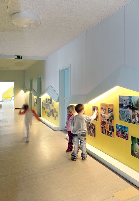 colored hallway Kindergarten Interior, Daycare Design, Kindergarten Design, School Interior, Kids Area, School Building, Classroom Design, Education Design, Library Design