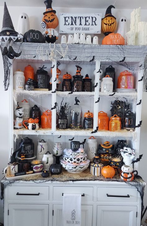 Rae Dunn Display, Rae Dunn Halloween, Halloween Displays, Diy Picture, Halloween Inspiration, Halloween Deco, Halloween Home Decor, Black And Orange, Hallows Eve