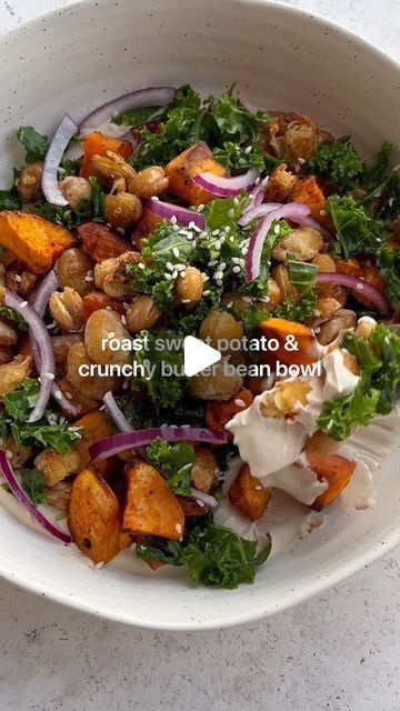 Tess Begg on Instagram: "Easy nourish bowl👇🏼😍 Crunchy butter beans, roast sweet potato, red onion and lemon kale on a bed of tahini.. it’s wholesome and delicious. Save this post and give it a try! 

Serves 2

Beans:
2 cups butter beans, drained and rinsed
1 tbsp olive oil
1 tsp garlic powder
Pinch of salt and pepper

Potatoes:
2 medium sweet potatoes, peeled and diced
1 tbsp olive oil
Pinch of salt and pepper
1 tsp smoked paprika 

Kale:
2 cups chopped kale
1/2 lemon, juiced
1 tsp olive oil
Pinch of salt

Other:
1/4 red onion, sliced
Tahini dip or hummus dip 
Sesame seeds

Pre-heat oven to 200c. Add the sweet potato on a lined baking tray and add the olive oil, salt, pepper and paprika. Toss to coat. 

Add the butter beans to a lined baking tray and add the oil, salt, pepper and garlic Oven Sweet Potatoes, Nourish Bowl Recipes, Lemon Kale, Tahini Dip, Nourish Bowl, Chopped Kale, Sweet Potato Bowls, Crunchy Chickpeas, Canned Butter