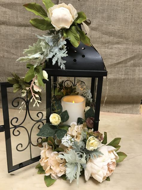 Lantern Floral Arrangements Diy, Lantern Flower Centerpiece, Lantern Flower Arrangements, Lantern Centerpieces With Flowers, Lantern Floral Arrangements, Black Lantern Centerpiece, Fall Lantern Centerpieces, Lantern Table Decor, Lanterns With Flowers