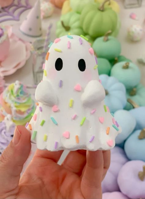 Pastel Halloween Treats, Pastel Color Halloween Decor, Pink Ghost Birthday Party, Christmas Pastel Decor, Cute Clay Decor, Things To Make For Halloween, Diy Cute Halloween Decorations, Halloween Crafts Paper, Ghost Pottery