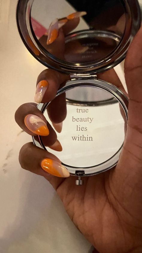 Almond shape nails with mirror compact Aesthetic Mini Mirror, Aesthetic Pocket Mirror, Handheld Mirror Aesthetic, Mini Compact Mirror, Compact Mirror Tattoo, Mirror Affirmations Aesthetic, Mini Mirror Aesthetic, Cute Pocket Mirror, Aesthetic Small Mirror