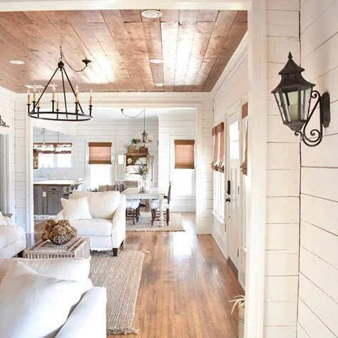 White and wood living room simplicity @simplysoutherncottage Southern Cottage, Farmhouse Style Living Room, Modern Farmhouse Living Room, Farmhouse Interior, Decoration Inspiration, Farmhouse Style House, Farmhouse Homes, Joanna Gaines, Ship Lap Walls