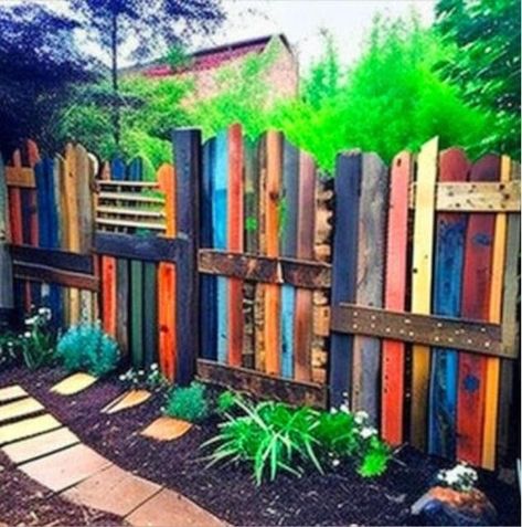 Unique Fencing, Unique Privacy Fence Ideas, Diy Fence Ideas Cheap, Unique Fence Ideas, Outdoor Fence Decor, Diy Privacy Fence, Garden Fence Art, Backyard Privacy, Garden Decor Projects