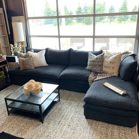 Charcoal Sectional Living Room, Dark Sectional Living Room, Black Sectional Living Room, Classic Luxury Living Room, Dark Grey Sectional, Black Sectional, Interior Design Layout, Luxury Living Room Decor, Living Room Decor Gray