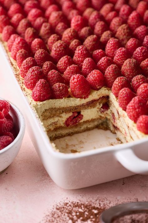 Raspberry Tiramisu Recipe, Rasberry Desert, Spring Dessert Recipes, Elevated Food, Raspberry Tiramisu, Classic Tiramisu, Baker By Nature, Spring Dessert, Raspberry Desserts