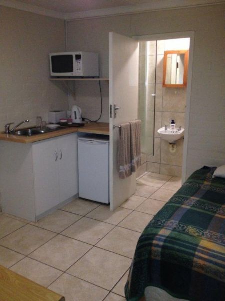 Bachelor garden flat in Die Boord, StellenboschR3000 per month (W Bachelor Flat, Shotgun House Interior, Small Apartment Plans, Micro Kitchen, Garden Flat, Jimny Sierra, Flat Layout, Mini Apartments, Shotgun House