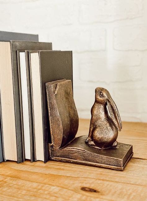 Rabbit Bookends, Simple Farmhouse Decor, Interior Boho, Simple Farmhouse, Farmhouse Holiday, Furniture Repair, Antique Farmhouse, Smile On, Animal Decor