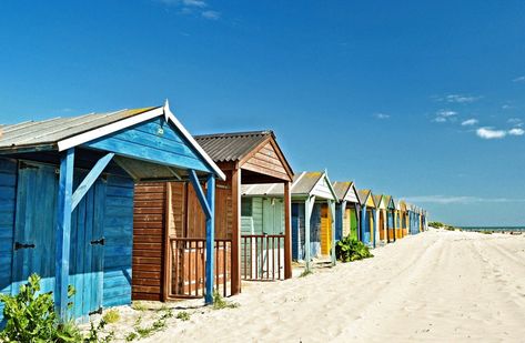 WEST WITTERING BEACH is a popular destination for Brits and not just because of its Instagram-worthy beach huts. This is what you need to know about West Wittering beach ahead of planning your visit. Where is West Wittering beach? West Wittering is actually a village found in Sussex. It is on a peninsula below Chichester […] Beach Hut Decor, West Wittering, British Beaches, Bognor Regis, Beach Village, Uk Beaches, Visit Uk, Beach Huts, Seaside Beach